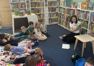 dzieci na zajęciach w bibliotece