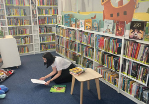 dzieci na zajęciach w bibliotece