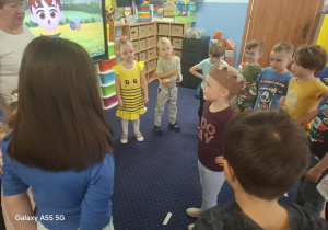 dzieci w sali bawią się z okazji dnia pszczoły