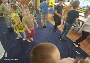 dzieci w sali bawią się z okazji dnia pszczoły