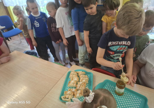 dzieci w sali bawią się z okazji dnia pszczoły