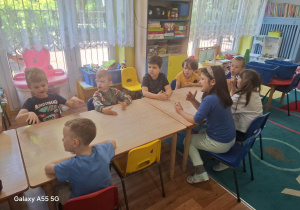 dzieci w sali bawią się z okazji dnia pszczoły