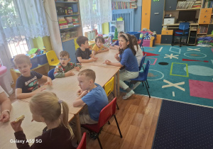 dzieci w sali bawią się z okazji dnia pszczoły