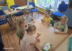 dzieci w sali bawią się z okazji dnia pszczoły
