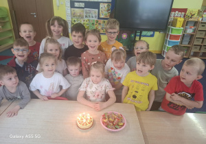 dziewczynka świętuje urodziny razem z kolegami i koleżankami ze swojej grupy