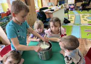 Chłopcy przesiewają mleko w proszku.