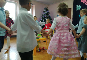 Piosenka kończąca występy do której dzieci grały na instrumentach i tańczyły.
