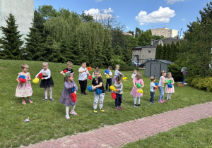 Piosenkę prezentuje gr 2.