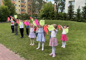 Grupa 3 tańczy z chuteczkami.