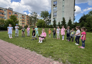 Piosenkę prezentuje gr 4.