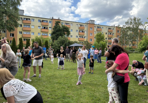 Wspólna zabawa dzieci z rodzicami.