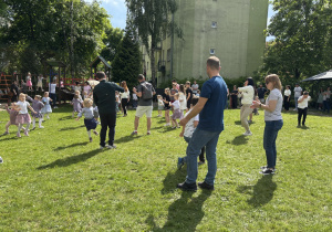 Wspólna zabawa dzieci z rodzicami.
