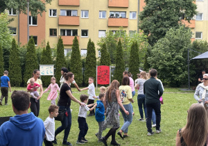 Wspólna zabawa dzieci z rodzicami.