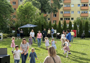 Wspólna zabawa dzieci z rodzicami.