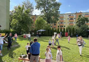 Wspólna zabawa dzieci z rodzicami.