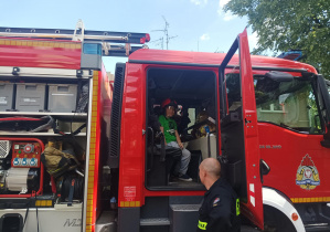 dzieci oglądają wóz strażacki,