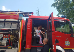 dzieci oglądają wóz strażacki,