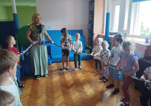 wspólna zabawa na sali gimnastycznej z okazji dnia dziecka