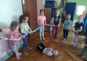 wspólna zabawa na sali gimnastycznej z okazji dnia dziecka