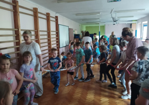 wspólna zabawa na sali gimnastycznej z okazji dnia dziecka