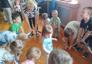 wspólna zabawa na sali gimnastycznej z okazji dnia dziecka