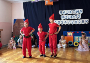 Na środku sali stoją krasnoludki.