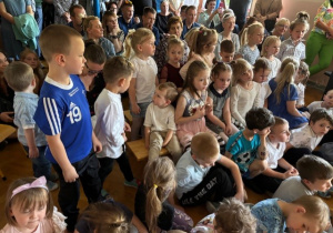 Publiczność recytuje wiersz dla starszaków.