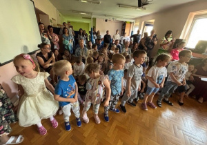 Publiczność recytuje wiersz dla starszaków.