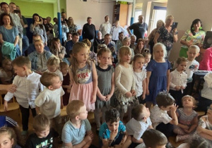 Publiczność recytuje wiersz dla starszaków.