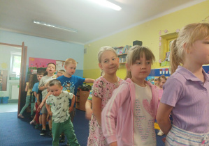dzieci składają życzenia dziewczynce z okazji urodzin