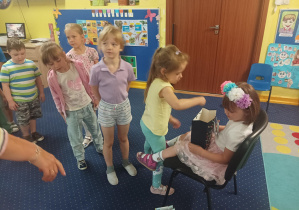 dzieci składają życzenia dziewczynce z okazji urodzin