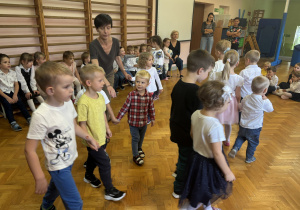Dzieci prezentują swoją piosenkę.