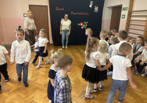Dzieci prezentują swoją piosenkę.