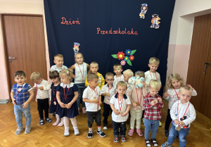 Wszystkie nowe przedszkolaki pozują do zdjęcia.