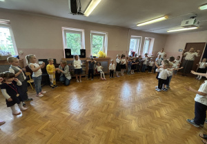 Wspólne zabawy przy muzyce.