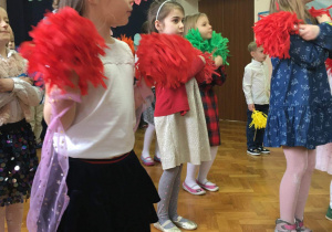 Dzieci tańczą dla gości.