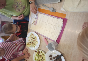 podczas dnia jabłka dzieci wykonują ciasteczka z ciasta francuskiego