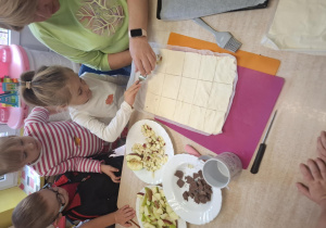 podczas dnia jabłka dzieci wykonują ciasteczka z ciasta francuskiego