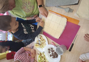 podczas dnia jabłka dzieci wykonują ciasteczka z ciasta francuskiego