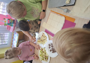podczas dnia jabłka dzieci wykonują ciasteczka z ciasta francuskiego
