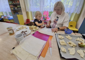 podczas dnia jabłka dzieci wykonują ciasteczka z ciasta francuskiego