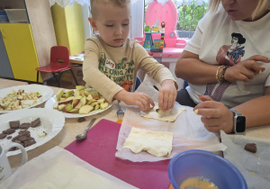 podczas dnia jabłka dzieci wykonują ciasteczka z ciasta francuskiego