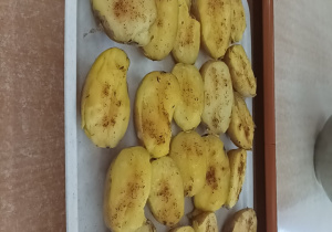 pieczone ziemniaki na tacy