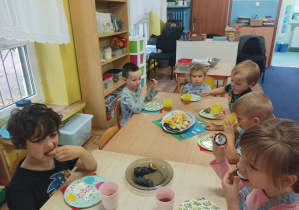 słodki poczęstunek przy stolikach z okazji dnia chłopaka