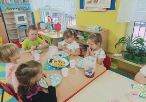 słodki poczęstunek przy stolikach z okazji dnia chłopaka