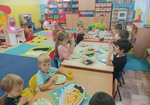 słodki poczęstunek przy stolikach z okazji dnia chłopaka