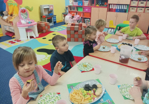 słodki poczęstunek przy stolikach z okazji dnia chłopaka