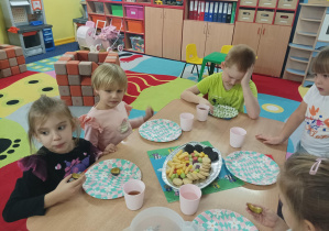 słodki poczęstunek przy stolikach z okazji dnia chłopaka