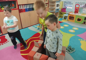 chłopcy budują dom z magnetycznych klocków