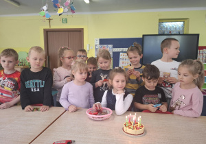 dzieci z grupy świętują urodziny koleżanki